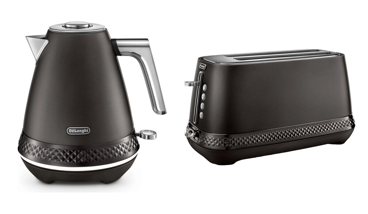 Black DeLonghi Diadema kettle and long-slot toaster side by side as a matching set